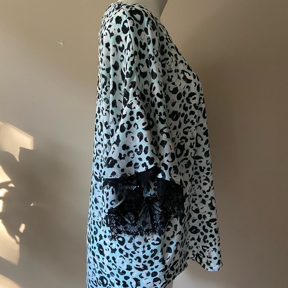 EST. 1946 Light Blue Leopard Black Lace Short Sleeve Blouse Size XL - Picture 3 of 7